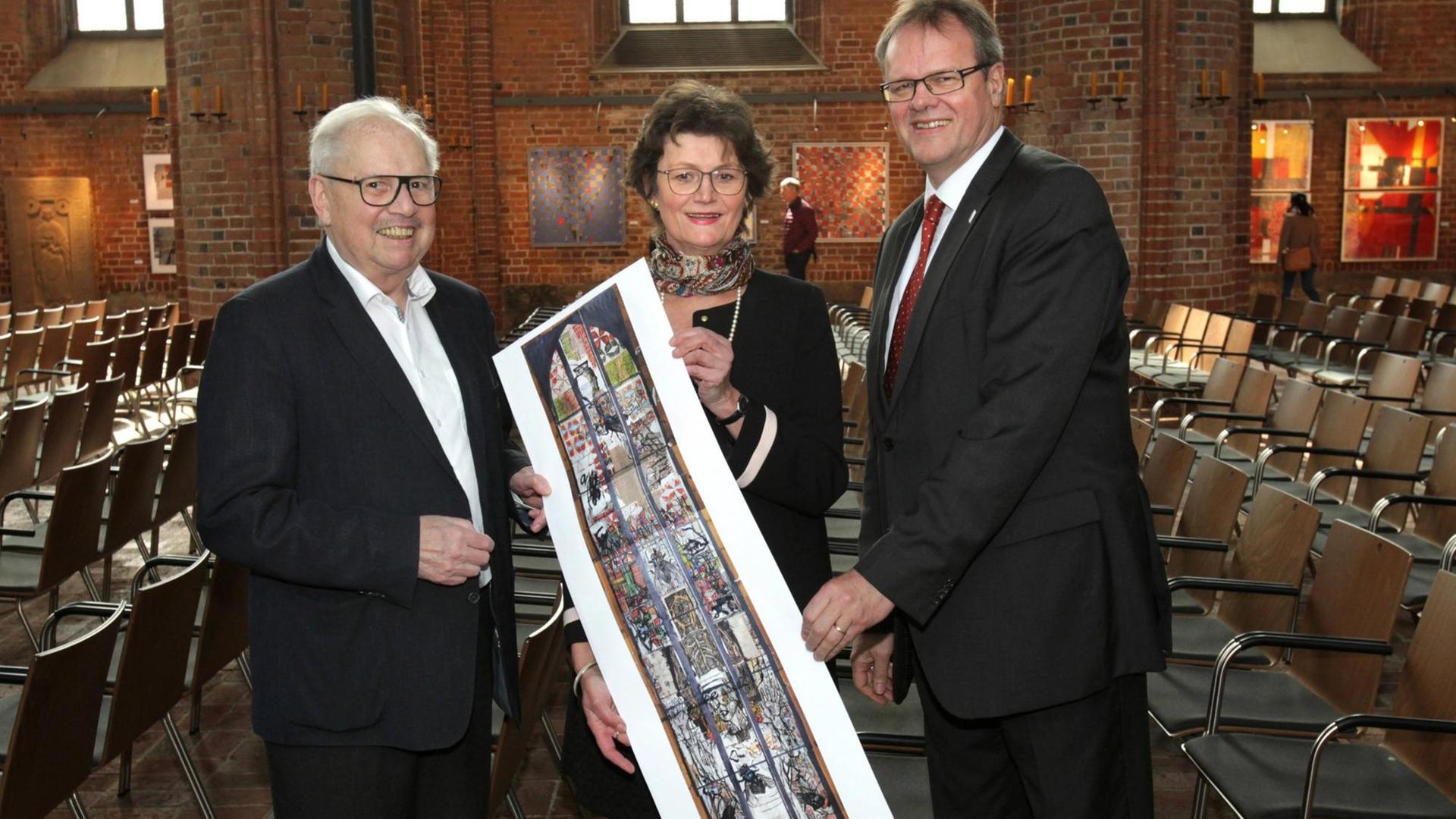 Kirchenvorstand Reinhard Scheibe, Marktkirchenpastorin Hanna Kreisel-Liebermann und Stadtsuperintendent Hans-Martin Heinemann (v. li.) mit dem Entwurf für das Lüpertz-Kirchenfenster. Kirchenvorstand Reinhard Scheibe, Marktkirchenpastorin Hanna Kreisel-Liebermann und Stadtsuperintendent Hans-Martin Heinemann (v. li.) mit dem Entwurf für das Lüpertz-Kirchenfenster.
