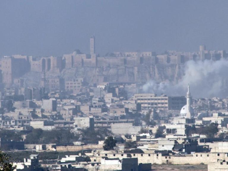Rauch steigt auf über Aleppo am 12. Dezember 2016.