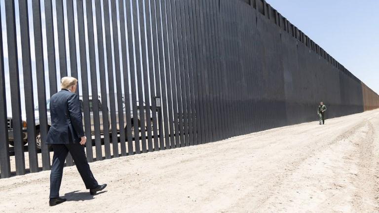 200 Meilen Zaun sind erneuert: Donald Trump im Juni 2020 an der Grenze zu Mexiko