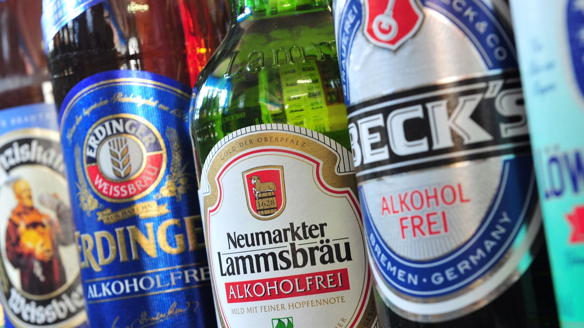 Flaschen mit alkoholfreiem Bier von verschiedenen Herstellern.