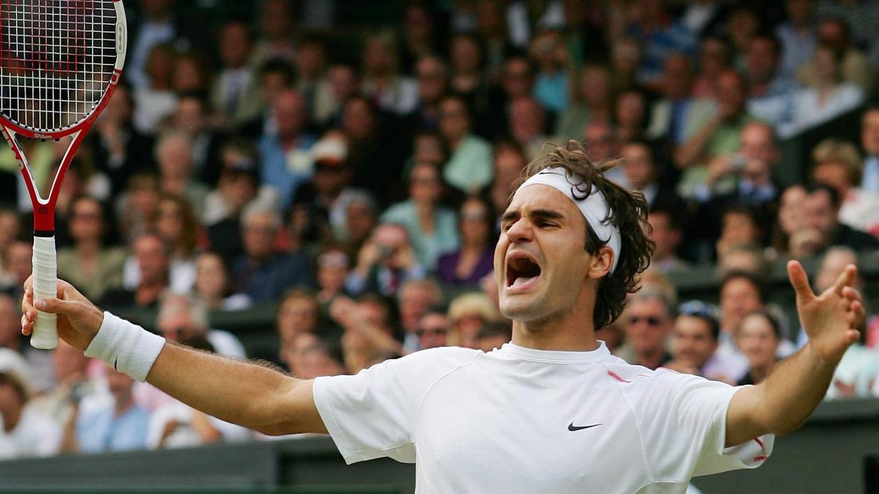 Roger Federer feiert seinen Sieg gegen Rafael Nadal im Finale von Wimbledon 2006. 
