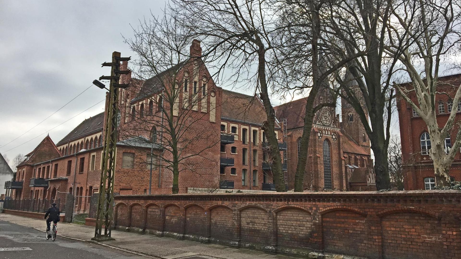 Zu sehen ist das umgebaute Gefängnis mit roten Backsteinen von der Straße aus. Zu sehen ist das umgebaute Gefängnis mit roten Backsteinen von der Straße aus.