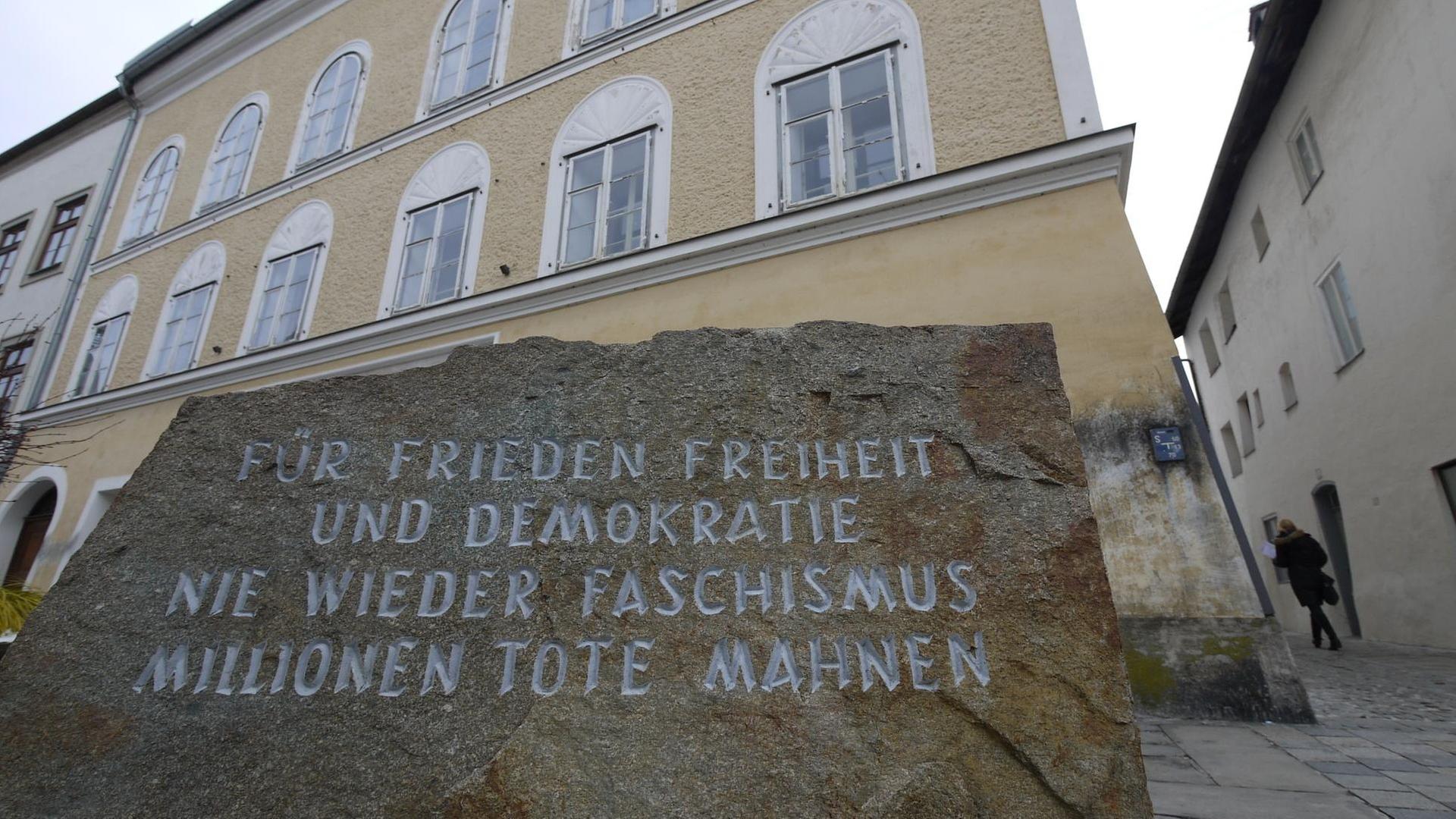 Der Gedenkstein aus dem ehemaligen KZ-Mauthausen steht vor dem Hitler-Haus in Braunau, aufgenommen am 05.02.2015.