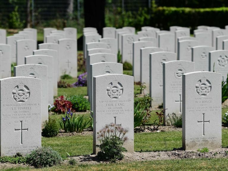 Weiße Grabsteine auf der Kriegsgräberstätte Rheinberg War Cemetery.