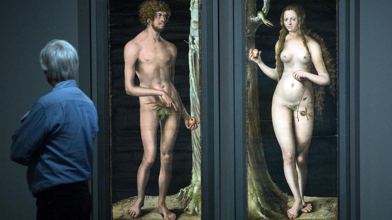 Ein Besucher betrachtet  in Düsseldorf (Nordrhein-Westfalen) die Bilder von Adam und Eva um 1508/10 des Renaissance-Maler Lucas Cranach d. Ä..
 