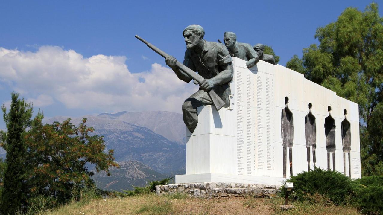 Mahnmal für die Opfer des Wehrmachts-Massakers in Karakolithos, bei dem 134 Männer von deutschen Soldaten während des Zweiten Weltkriegs hingerichtet wurden Mahnmal für die Opfer des Wehrmachts-Massakers in Karakolithos, bei dem 134 Männer von deutschen Soldaten während des Zweiten Weltkriegs hingerichtet wurden
