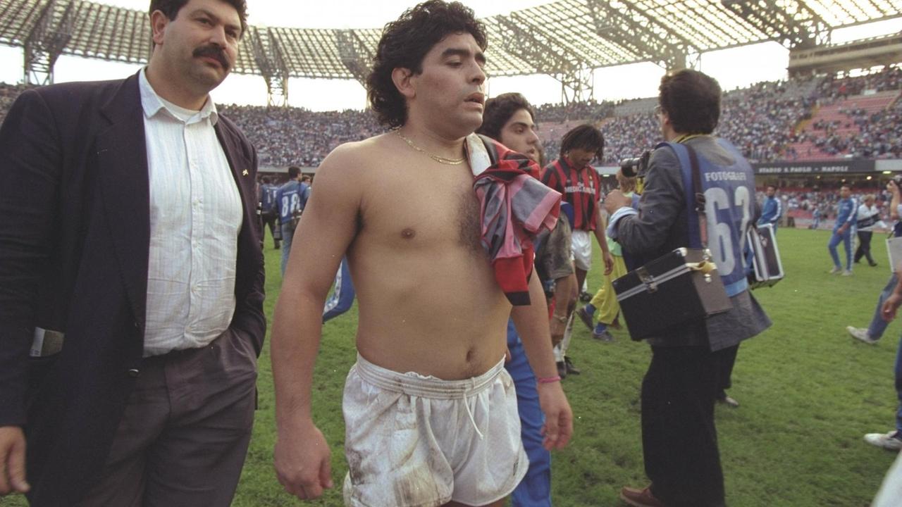 Diego Maradona im Jahr 1990 nach einem Spiel zwischen Neapel und AC Milano. Diego Maradona im Jahr 1990 nach einem Spiel zwischen Neapel und AC Milano.