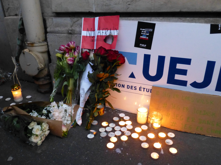 Vor der dänischen Botschaft in Paris