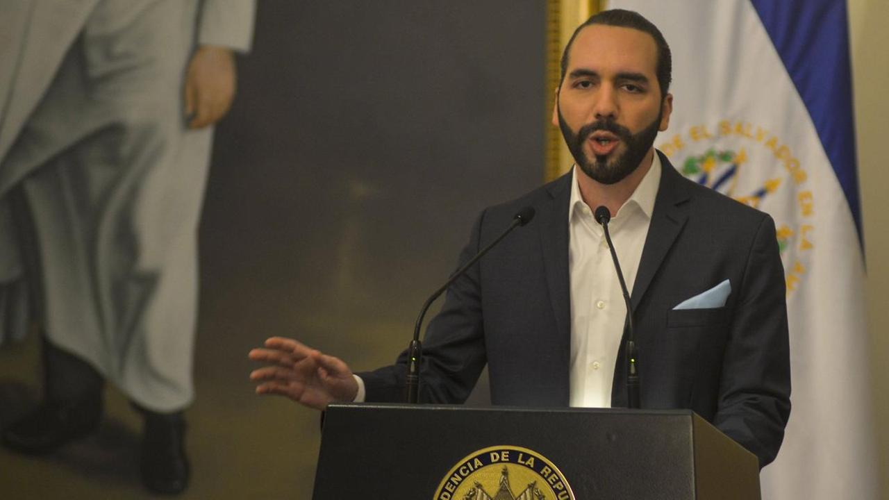 Nayib Bukele hält eine Ansprache in einem representativen Raum. Nayib Bukele hält eine Ansprache in einem representativen Raum.