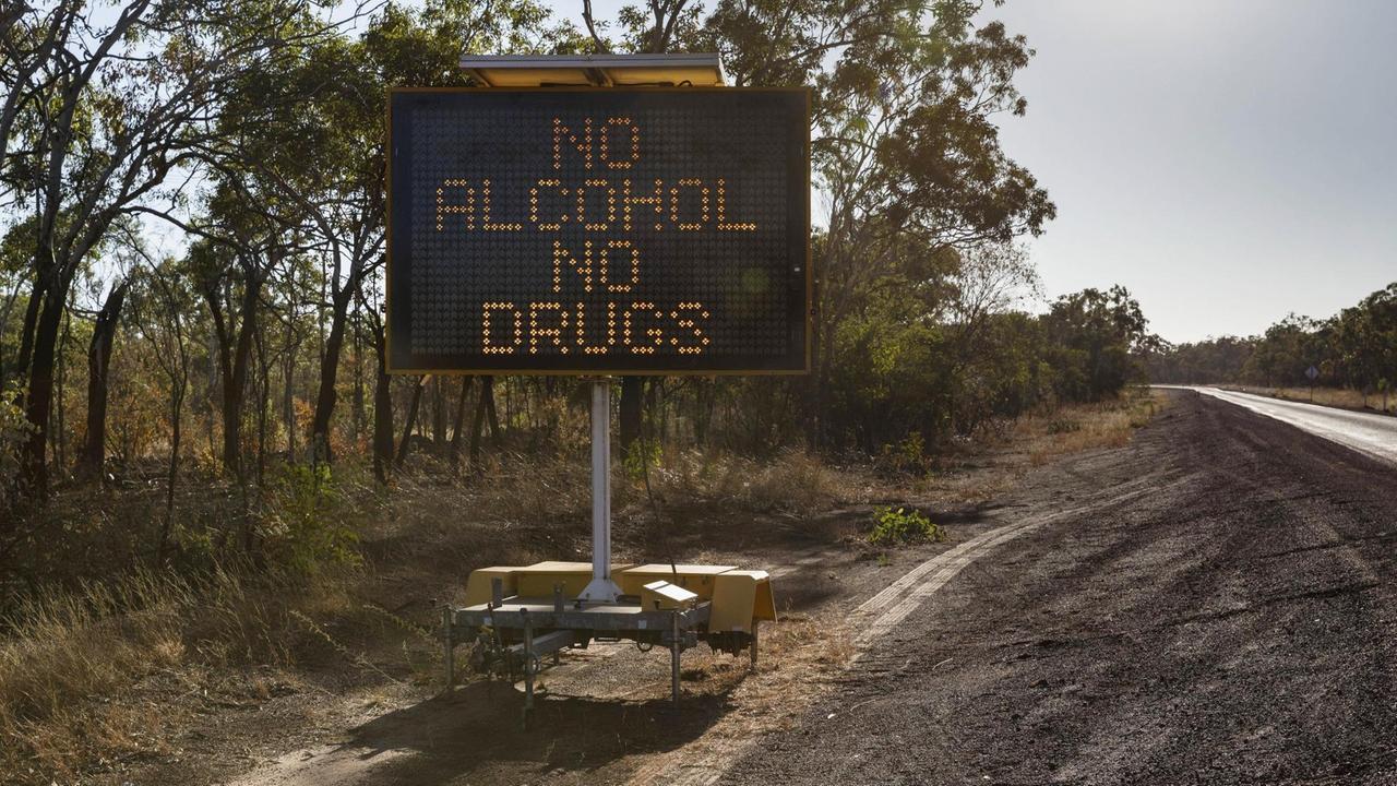 "No Alcohol No Drugs" Schild an einer Strasse in Australien.