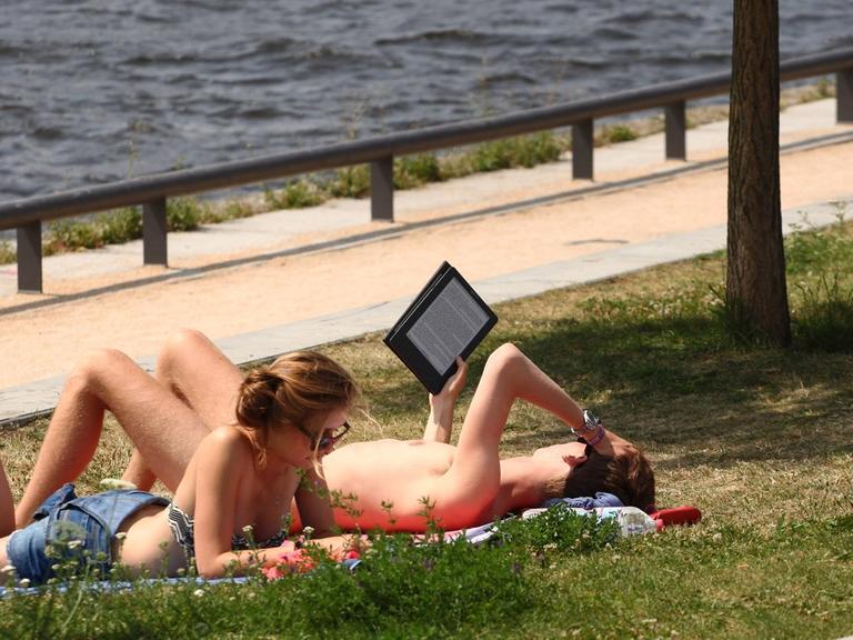 Mit dem E-Book im Park