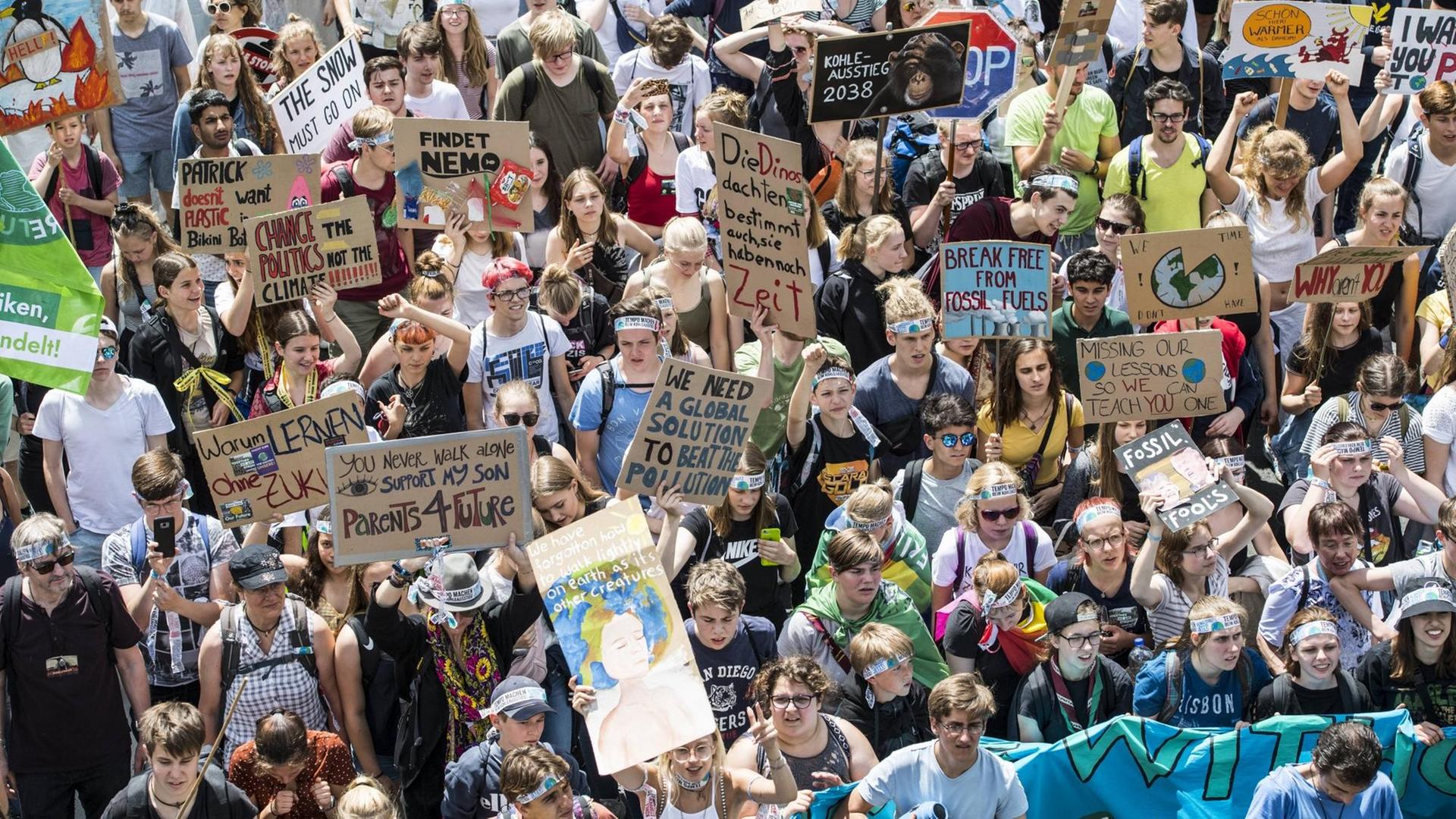 Fridays for Future Demonstration in Aachen am 21.06.2019. Der bisher grösste Marsch mit ca. 20.000 Teilnehmern ging vom HBF bis zum Stadion Tivoli. *** Fridays for Future Demonstration in Aachen on 21 06 2019 The biggest march to date with about 20 000 participants took place from the HBF to the Tivoli stadium. Fridays for Future Demonstration in Aachen am 21.06.2019. Der bisher grösste Marsch mit ca. 20.000 Teilnehmern ging vom HBF bis zum Stadion Tivoli. *** Fridays for Future Demonstration in Aachen on 21 06 2019 The biggest march to date with about 20 000 participants took place from the HBF to the Tivoli stadium.