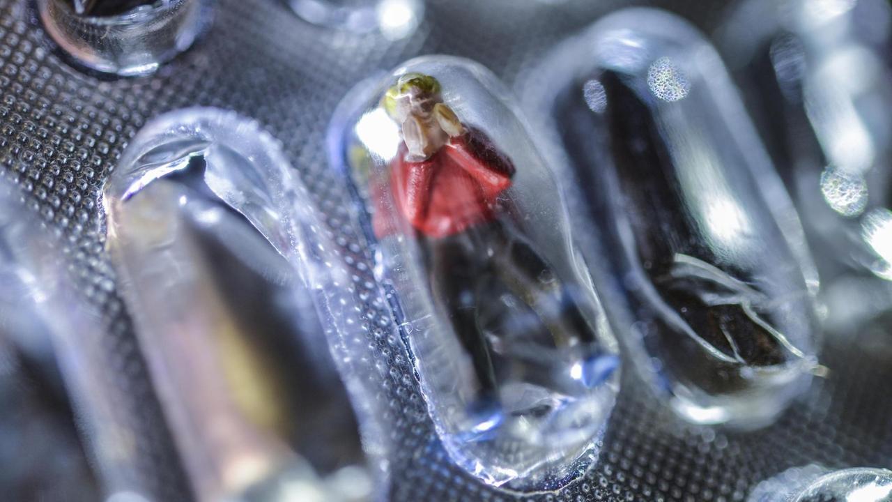 Miniaturfigur in einer Tablettenverpackung. Miniaturfigur in einer Tablettenverpackung.