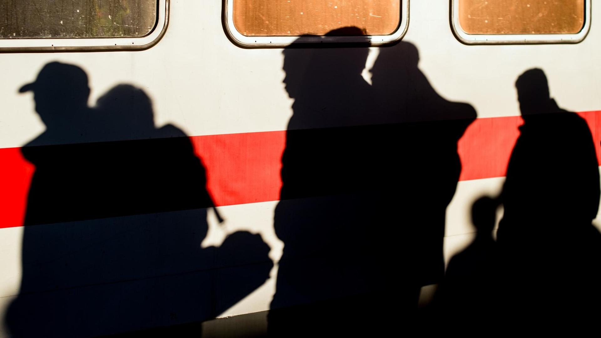 Flüchtlinge nach ihrer Ankunft an einem Bahnsteig am Bahnhof in Schönefeld Flüchtlinge nach ihrer Ankunft an einem Bahnsteig am Bahnhof in Schönefeld