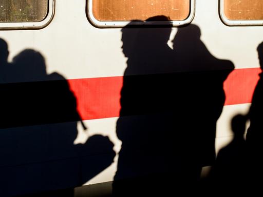 Flüchtlinge nach ihrer Ankunft an einem Bahnsteig am Bahnhof in Schönefeld