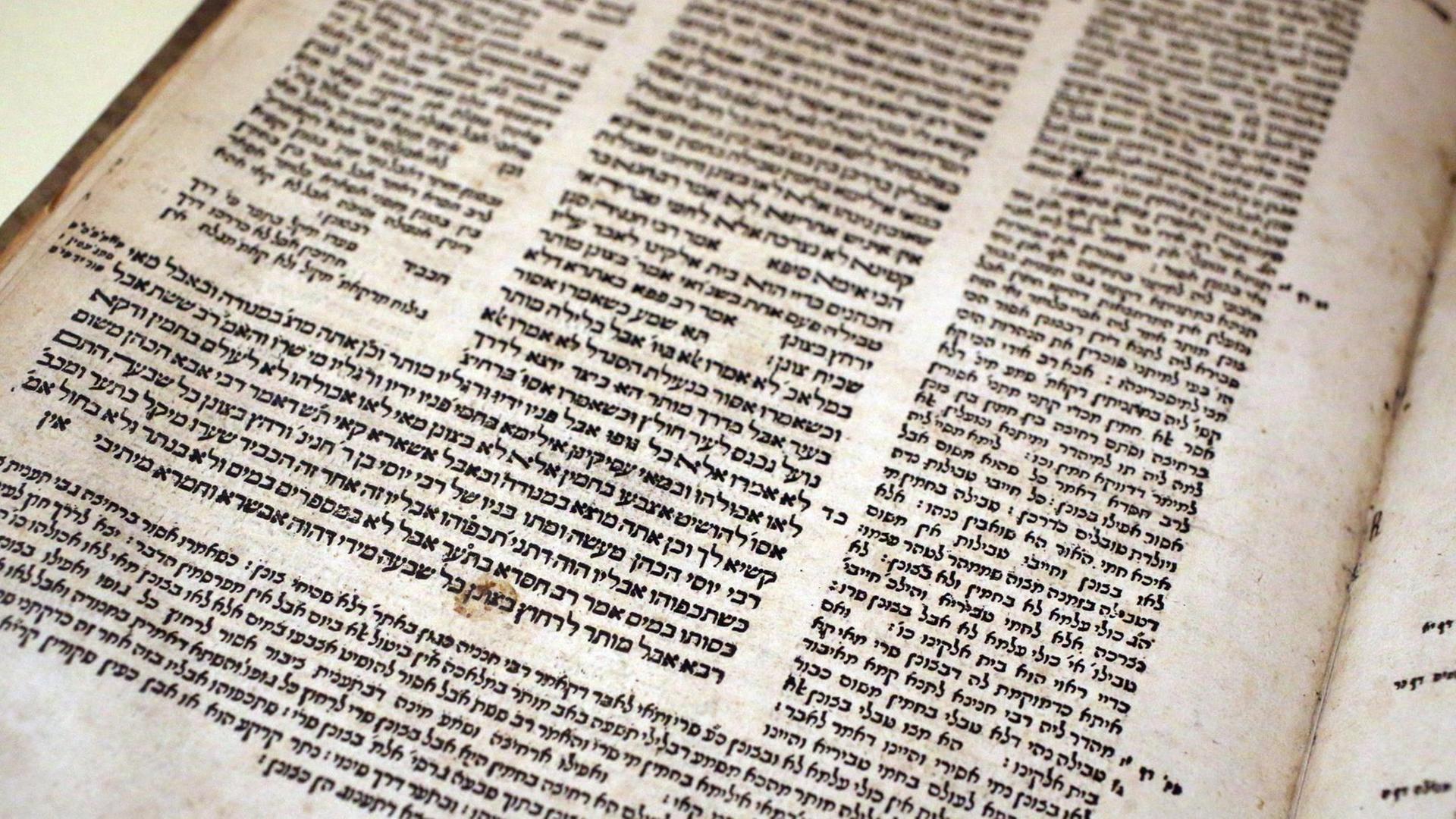 Seiten aus dem alten Talmud (1578-1560) im Jüdischen Museum der Schweiz in Basel. Seiten aus dem alten Talmud (1578-1560) im Jüdischen Museum der Schweiz in Basel.