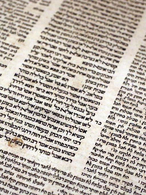 Seiten aus dem alten Talmud (1578-1560) im Jüdischen Museum der Schweiz in Basel.