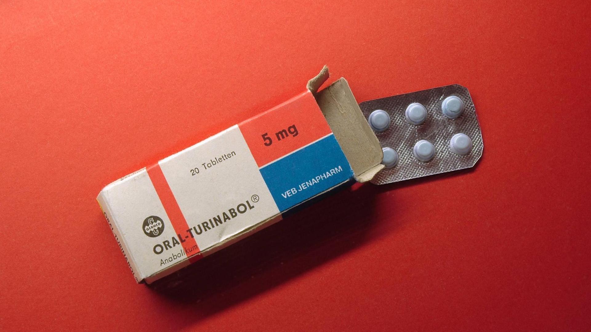 Tablettenpackung der VEB Jenapharm: das Anabolikum - Oral Turinabol. Das im DDR-Leistungssport am häufigsten verwendete Anabolikum. Tablettenpackung der VEB Jenapharm: das Anabolikum - Oral Turinabol. Das im DDR-Leistungssport am häufigsten verwendete Anabolikum.