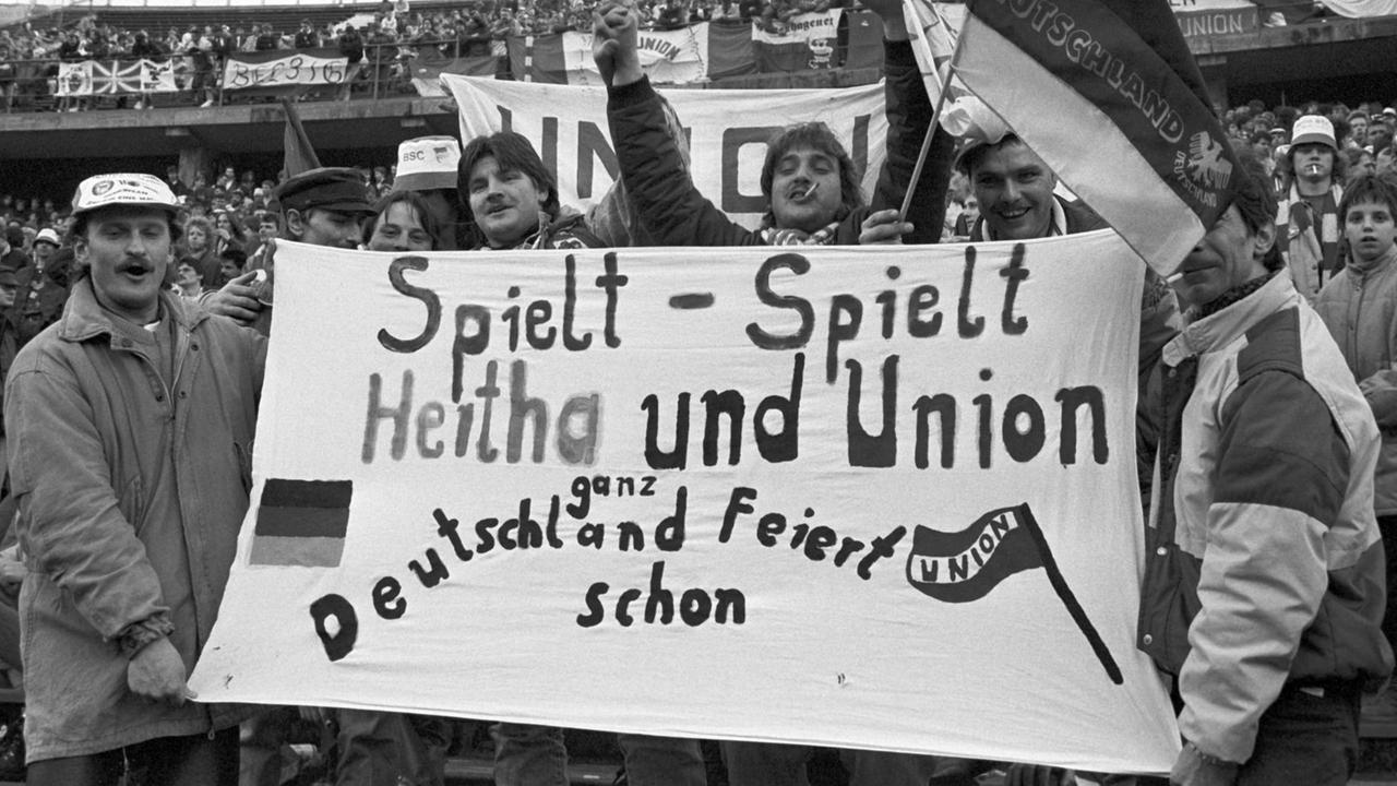 Über 50000 Zuschauer aus beiden Teilen Berlins sind am 27.01.1990 ins Olympiastadion zum Freundschaftsspiel zwischen Hertha BSC und dem 1. FC Union Berlin gekommen. Die Partie endete mit einem 2:1 (1:1) für Hertha.