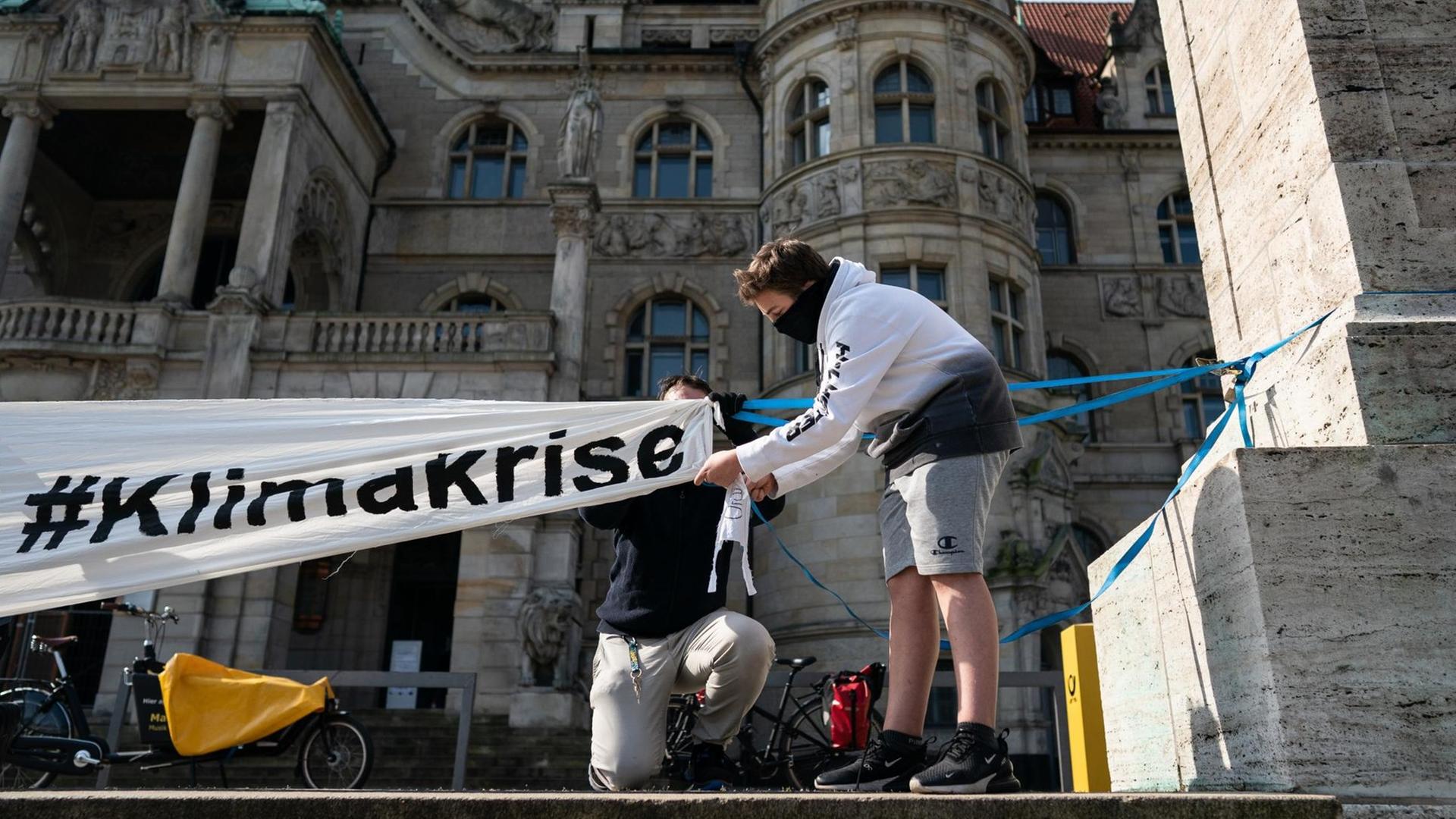 Demonstranten bereiten eine Demo mit Plakate und Bannern in Hannover vor. Demonstranten bereiten eine Demo mit Plakate und Bannern in Hannover vor.