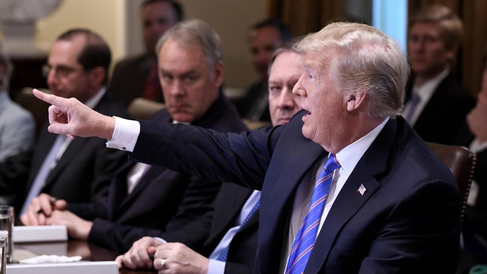 Us-Präsident Trump während einer Kabinettssitzung im Weißen Haus Us-Präsident Trump während einer Kabinettssitzung im Weißen Haus