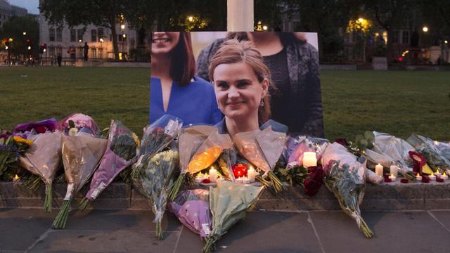 Blumen als Zeichen der Trauer um die Abgeordnete Jo Cox liegen am Parliament Square in London, Großbritannien.