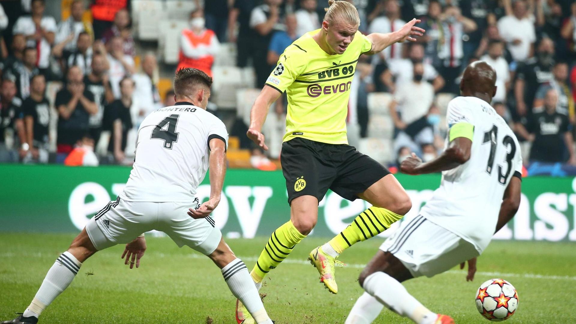 Mehrere Fußball-Spieler kämpfen um den Ball. Mehrere Fußball-Spieler kämpfen um den Ball.