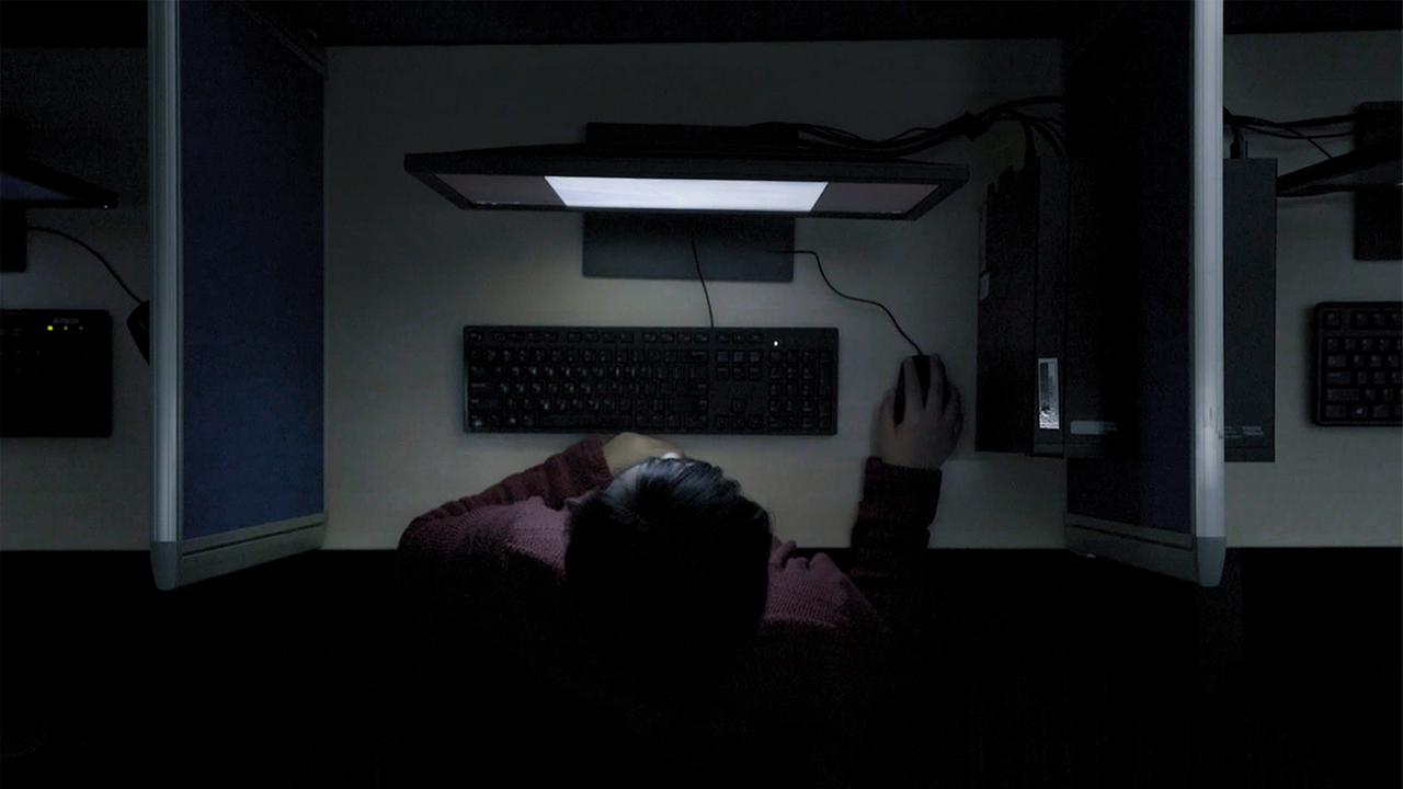 Filmstill aus "The Cleaners": Man sieht eine PErson an einem Arbeitsplatz vor einem PC in VogelperspektiveEnthauptungen, Vergewaltigungen, Morde, Bombenexplosionen - "Content Moderatoren" löschen, was uns nicht zumutbar ist