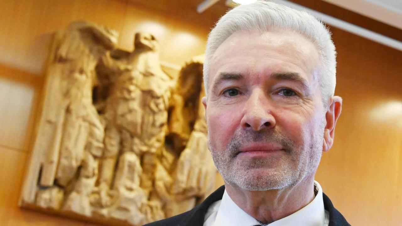 26.02.2020, Baden-Württemberg, Karlsruhe: Roger Kusch, Vorstandsvorsitzender des Vereins Sterbehilfe Deutschland e.V., wartet im Bundesverfassungsgericht auf den Beginn der der Urteilsverkündung. 26.02.2020, Baden-Württemberg, Karlsruhe: Roger Kusch, Vorstandsvorsitzender des Vereins Sterbehilfe Deutschland e.V., wartet im Bundesverfassungsgericht auf den Beginn der der Urteilsverkündung.