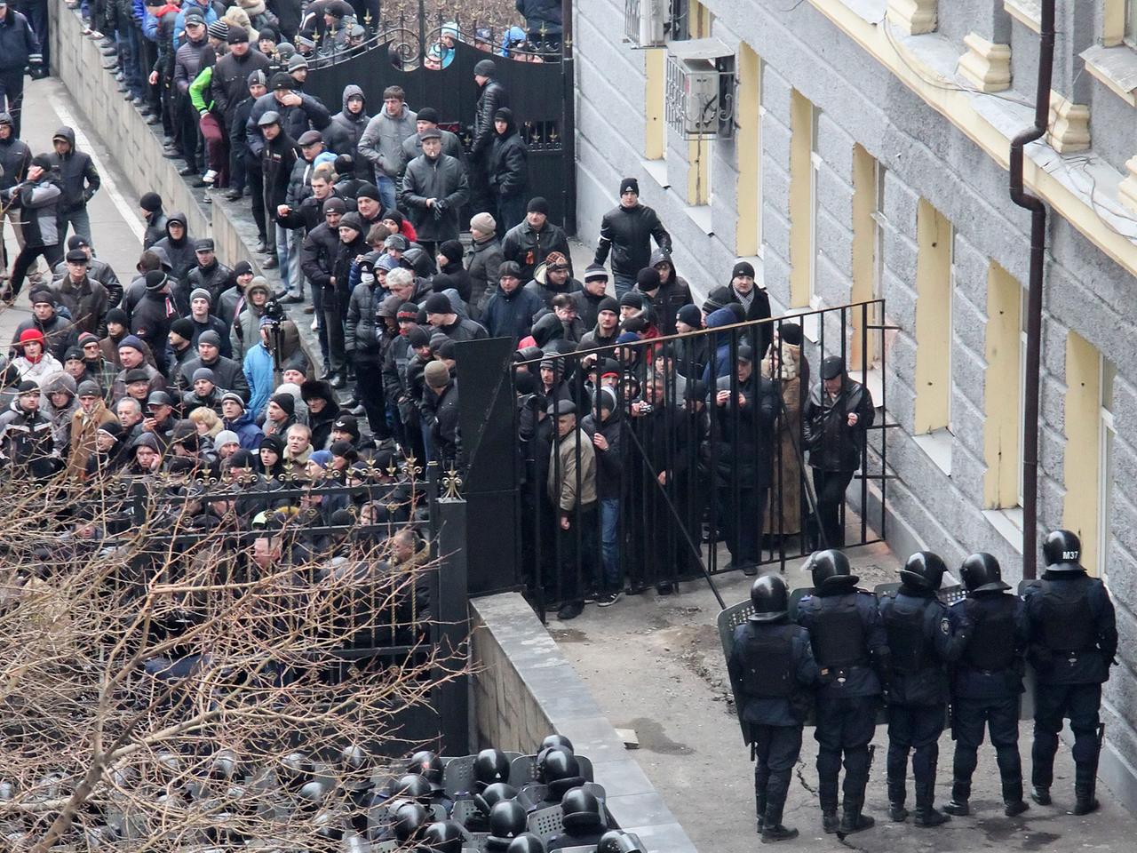 Prorussische Demonstranten, die ein Gebäude der Regionalverwaltung im ukrainischen Donezk erstürmt haben, stehen Polizisten gegenüber. Prorussische Demonstranten, die ein Gebäude der Regionalverwaltung im ukrainischen Donezk erstürmt haben, stehen Polizisten gegenüber.