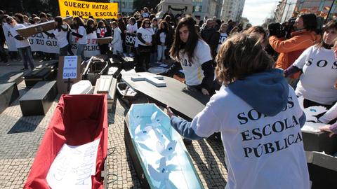 Eltern und Schüler von Privatschulen inszenieren in Lissabon einen Trauerzug gegen Kürzungen.