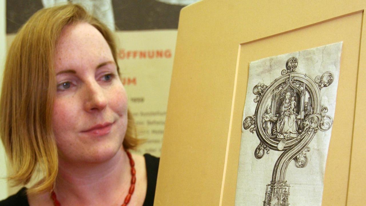 Im Schlossmuseum in Gotha betrachtet Kuratorin Ute Däberitz am Dienstag (12.08.2008) einen Kupferstich, den Entwurf für einen Bischofsstab, von Martin Schongauer aus Colmar (1430-1491). Im Schlossmuseum in Gotha betrachtet Kuratorin Ute Däberitz am Dienstag (12.08.2008) einen Kupferstich, den Entwurf für einen Bischofsstab, von Martin Schongauer aus Colmar (1430-1491).