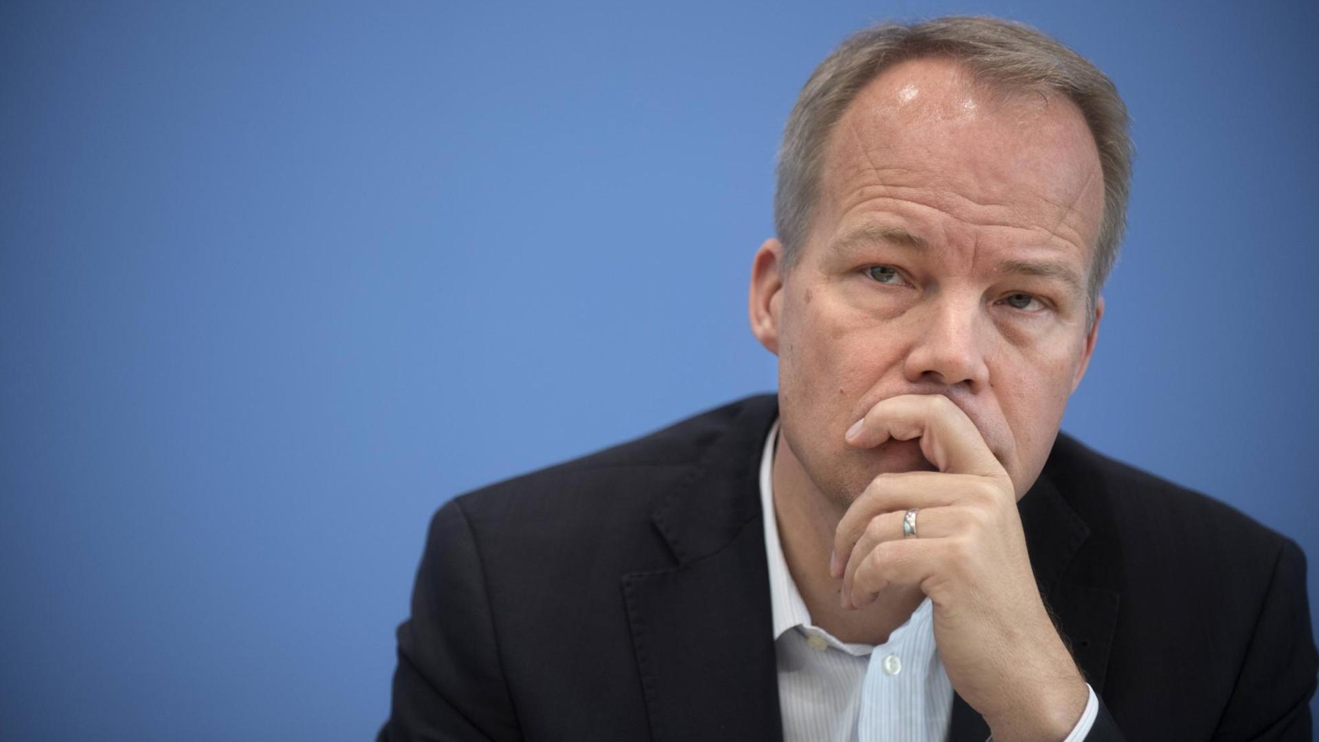 Matthias Miersch, Bundestagsabgeordneter der SPD, in der Bundespressekonferenz zum Thema Atom-Endlagersuche 2.0. Matthias Miersch, Bundestagsabgeordneter der SPD, in der Bundespressekonferenz zum Thema Atom-Endlagersuche 2.0.
