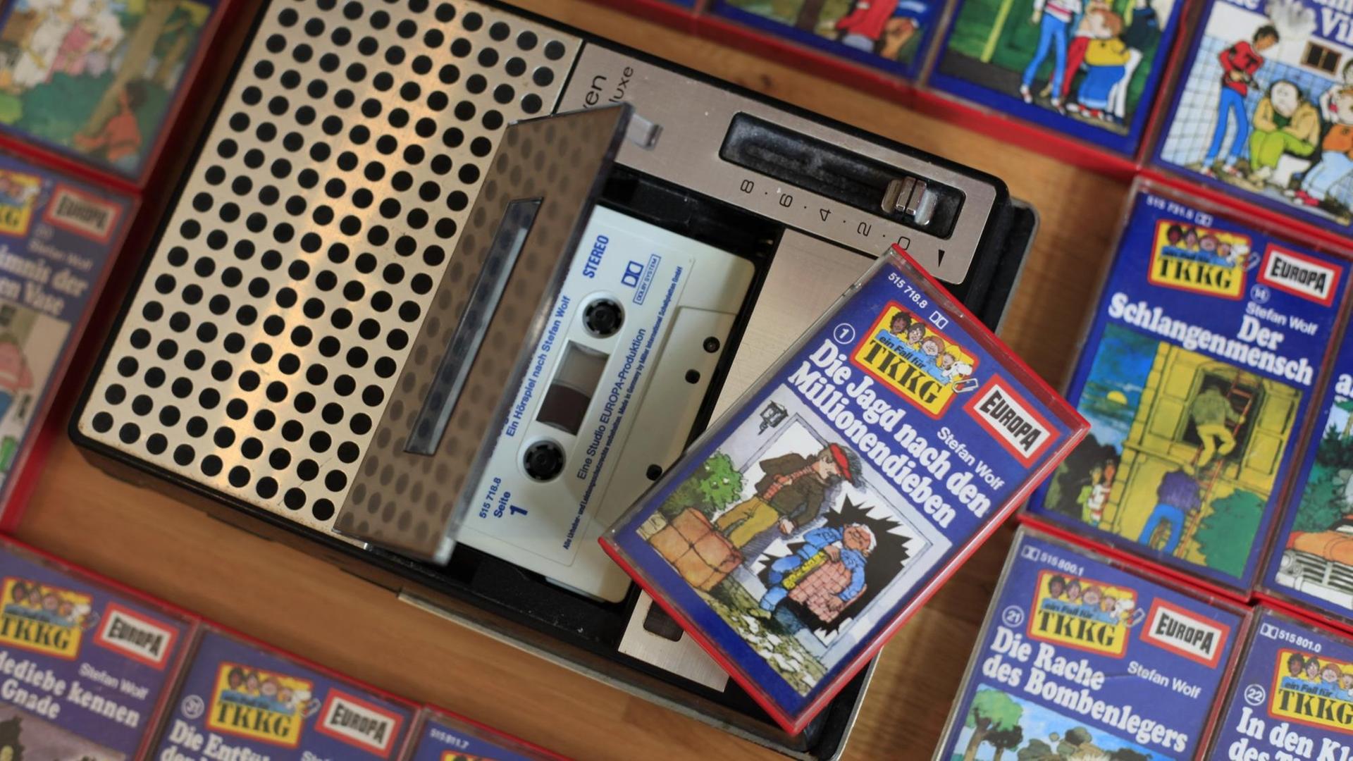 Eine Audiokassette der Jugend-Hörspielreihe "TKKG" mit dem Titel "Die Jagd nach den Millionendieben" liegt in einem Kassettenrekorder, die Hülle der Kassette liegt auf dem Rekorder. Am 31.03.2021 hat «TKKG» runden Geburtstag. Rund 40 Millionen Tonträger wurden bisher verkauft. Heute ist «TKKG» ein Stück Popkultur. Eine Audiokassette der Jugend-Hörspielreihe "TKKG" mit dem Titel "Die Jagd nach den Millionendieben" liegt in einem Kassettenrekorder, die Hülle der Kassette liegt auf dem Rekorder. Am 31.03.2021 hat «TKKG» runden Geburtstag. Rund 40 Millionen Tonträger wurden bisher verkauft. Heute ist «TKKG» ein Stück Popkultur.