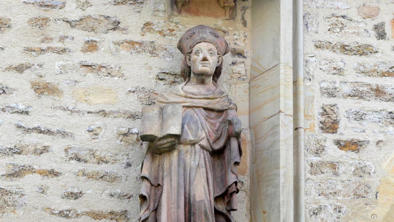 Skulptur des Heiligen Augustinus am evangelischen Augustinerkloster in Erfurt in Thüringen Skulptur des Heiligen Augustinus am evangelischen Augustinerkloster in Erfurt in Thüringen