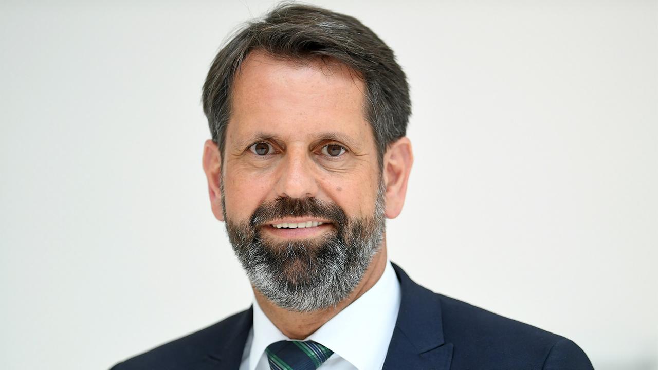 16.05.2018: Olaf Lies (SPD), Umwelt- und Energieminister von Niedersachsen, steht im Landtagsfoyer. 