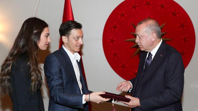 Das Foto des türkischen Präsidialamtes zeigt Recep Tayyip Erdogan (rechts) sowie den Fußballer Mesut Özil (Mitte) und seine Verlobte Amine Gulse in Istanbul.