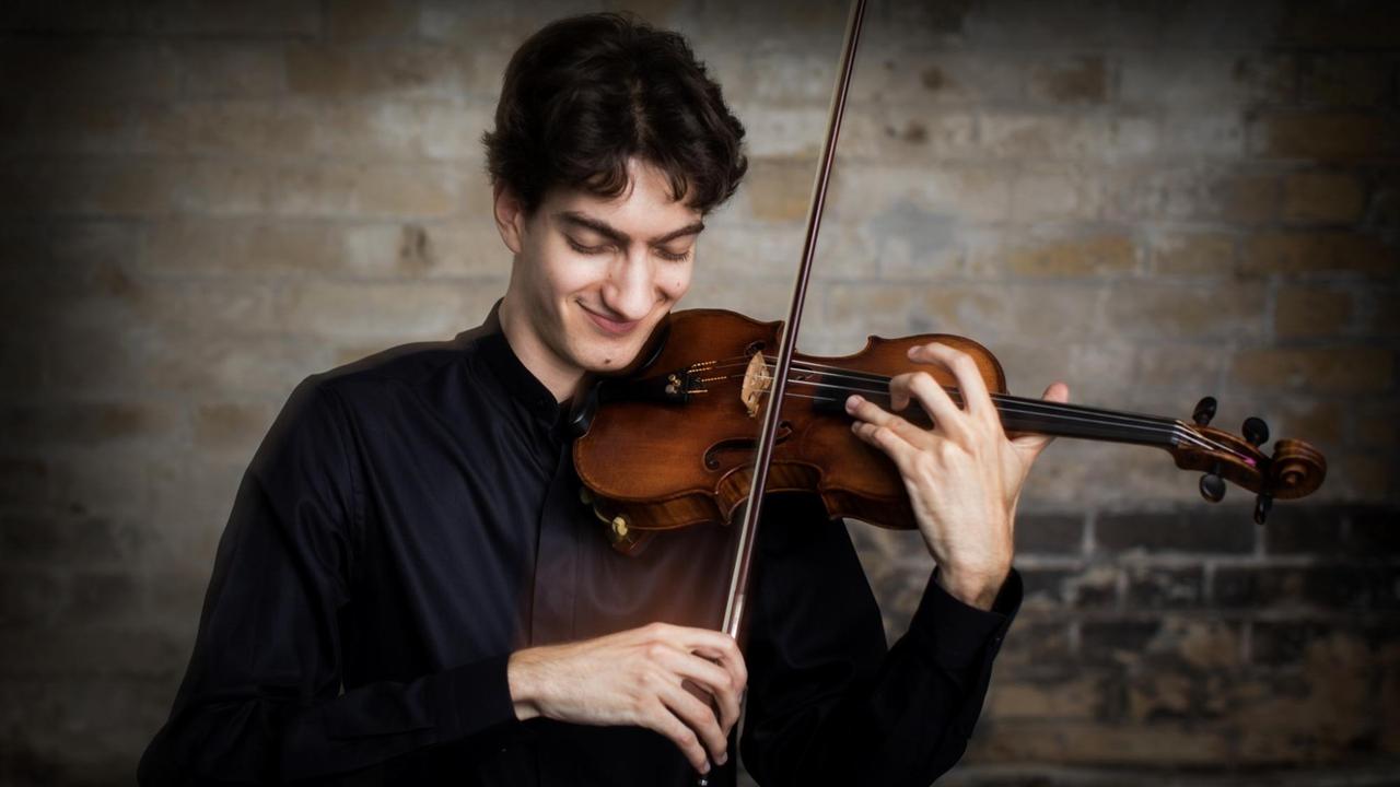 Porträt des Geigers, der gerade sein Instrument spielt. Porträt des Geigers, der gerade sein Instrument spielt.
