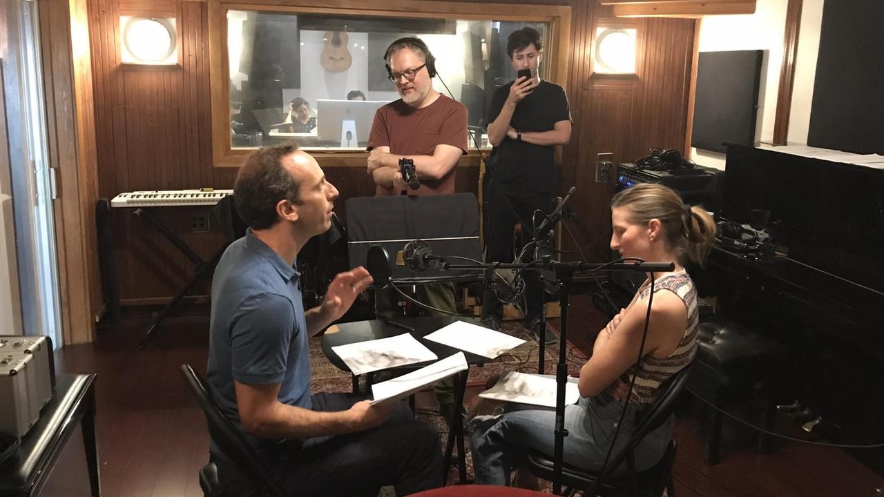 Jonathan Mitchell im Tonstudio mit seinem Assistenten Davy Gardner und den Schauspielern Peter Grosz und Ann Carr