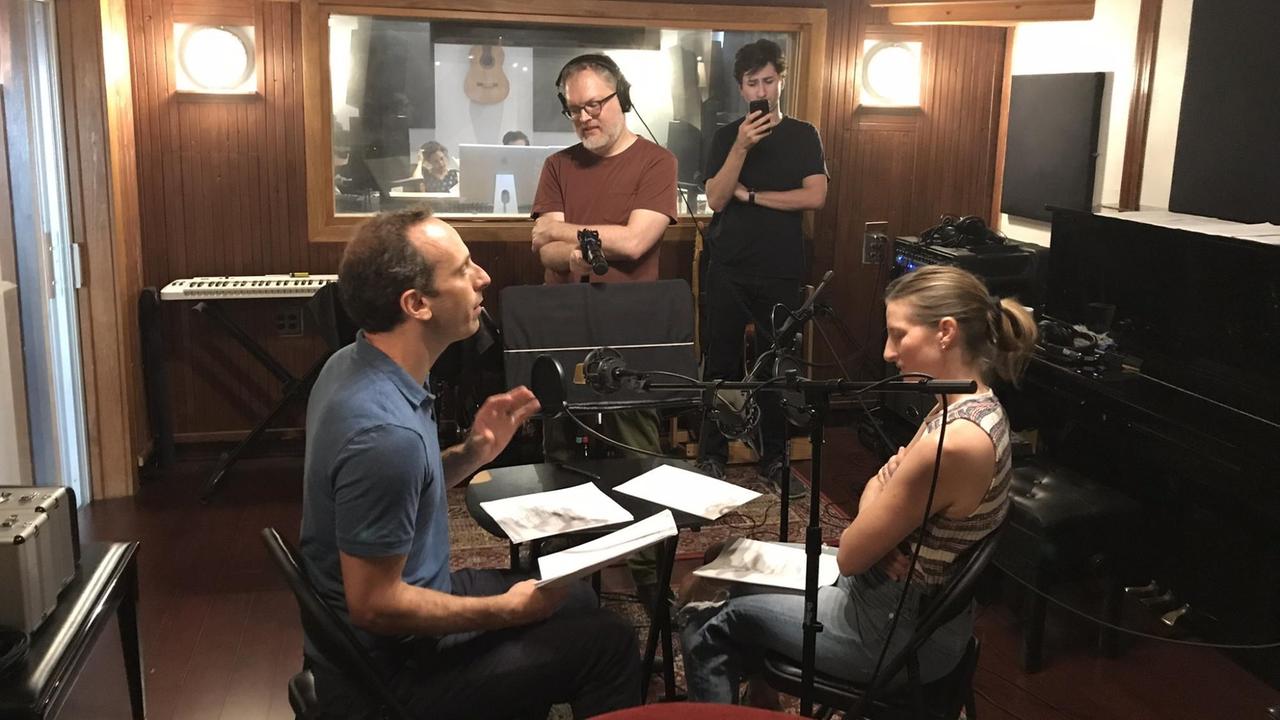 Jonathan Mitchell im Tonstudio mit seinem Assistenten Davy Gardner und den Schauspielern Peter Grosz und Ann Carr Jonathan Mitchell im Tonstudio mit seinem Assistenten Davy Gardner und den Schauspielern Peter Grosz und Ann Carr