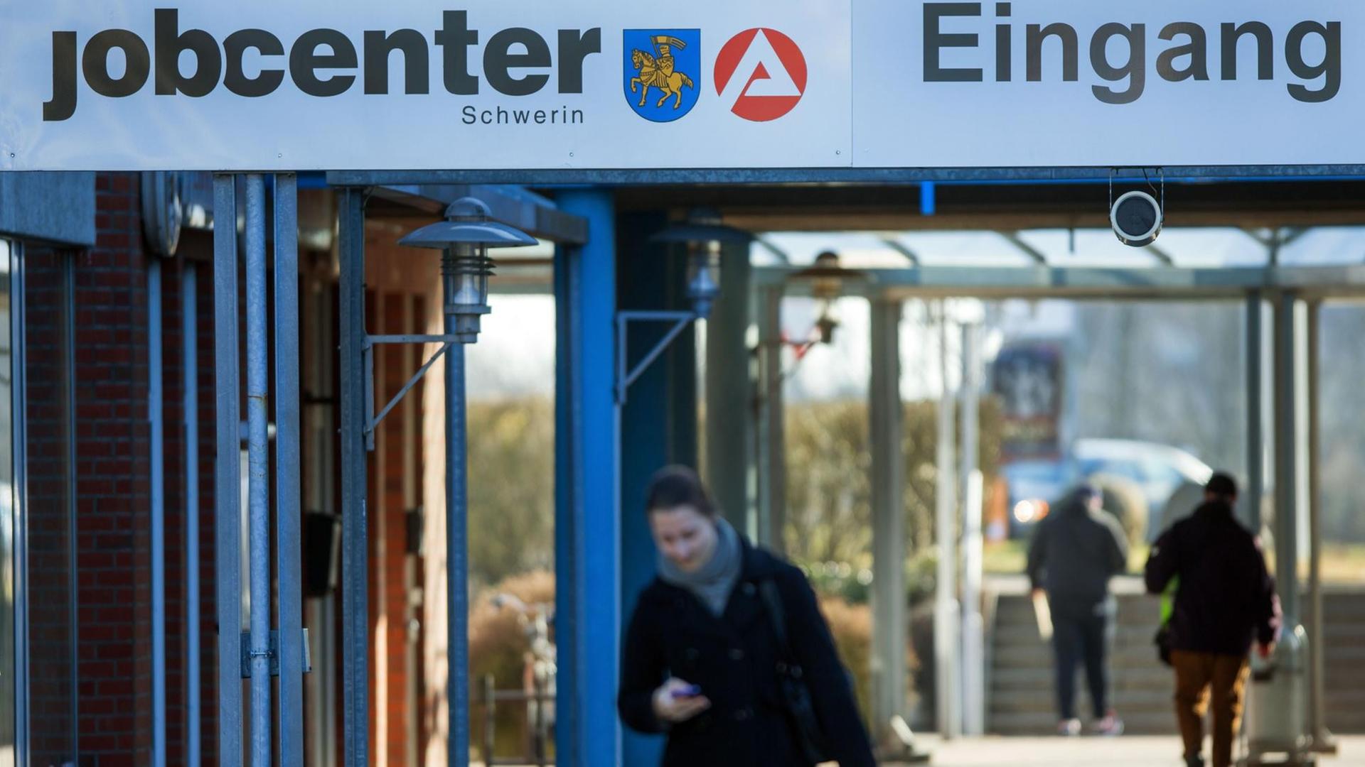 Die Eingangstür des Jobcenters in Schwerin. Die Eingangstür des Jobcenters in Schwerin.