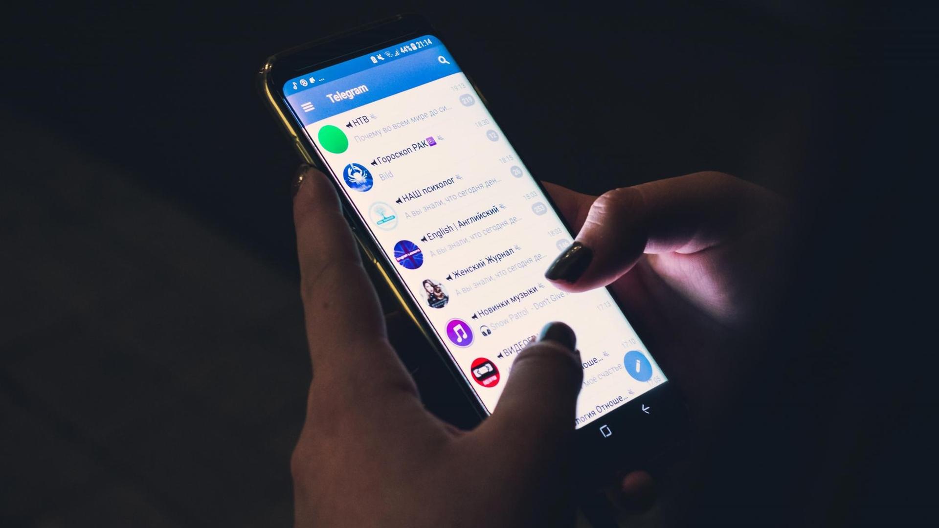 Zwei Hände bedienen ein Smartphone Zwei Hände bedienen ein Smartphone