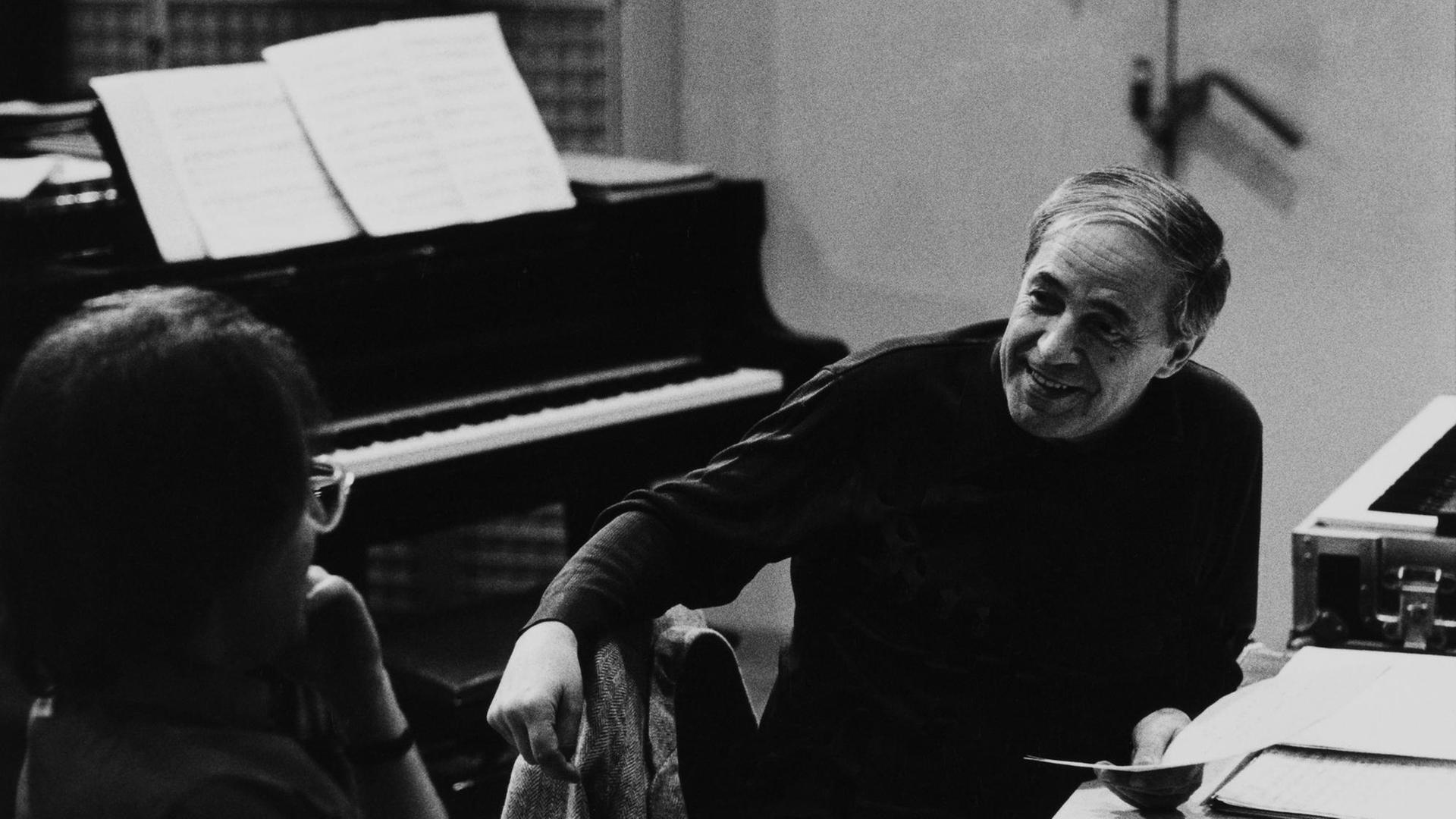 Pierre Boulez im Studio bei der Arbeit mit seinem Assistenten Andrew Gerzso. Pierre Boulez im Studio bei der Arbeit mit seinem Assistenten Andrew Gerzso.
