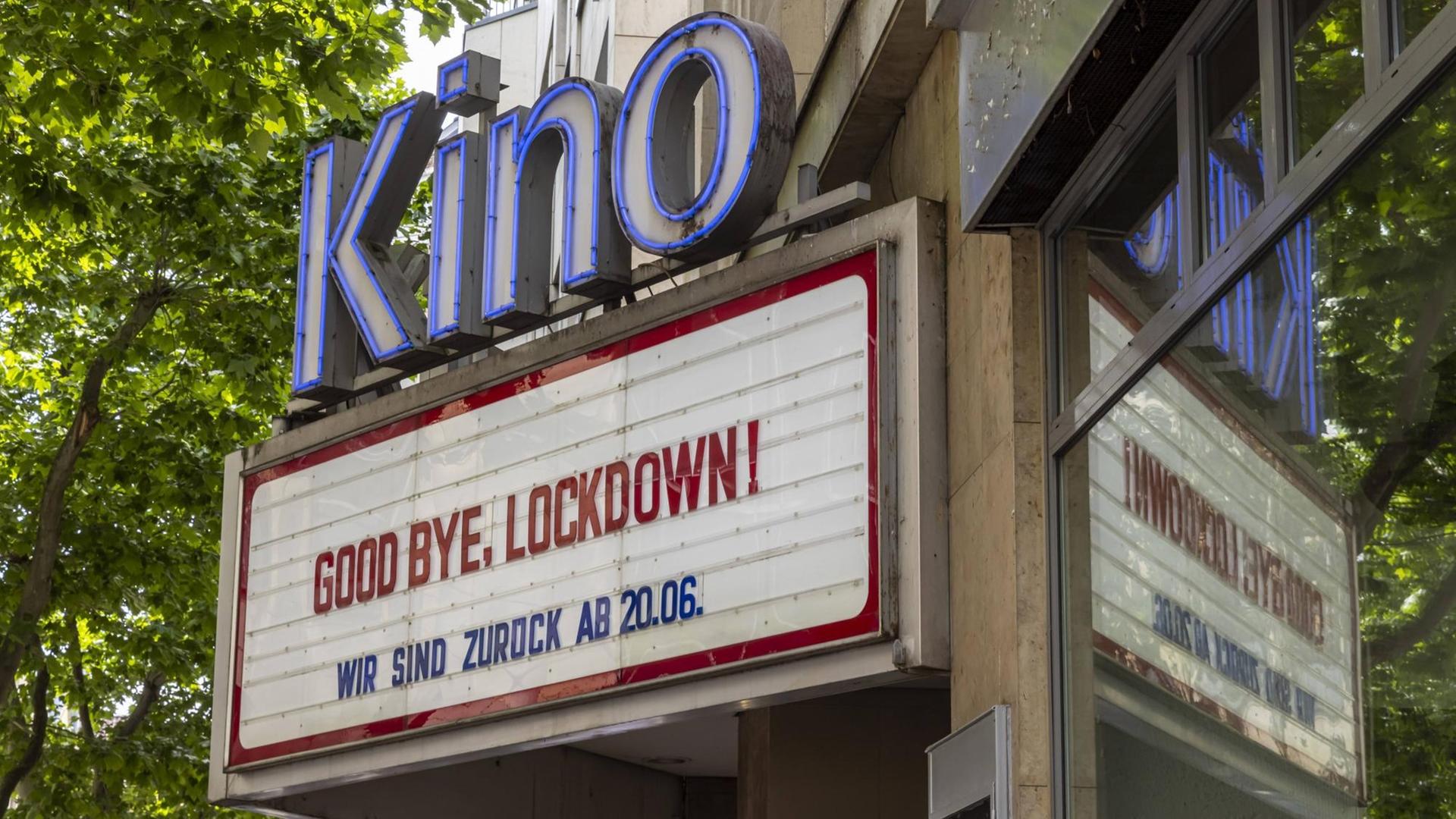 Auf einer Werbetafel steht "Good bye, Lockdown" anlässlich der Wiedereröffnung des Stuttgarter Dephi Arthaus-Kinos im Sommer 2021. Auf einer Werbetafel steht "Good bye, Lockdown" anlässlich der Wiedereröffnung des Stuttgarter Dephi Arthaus-Kinos im Sommer 2021.
