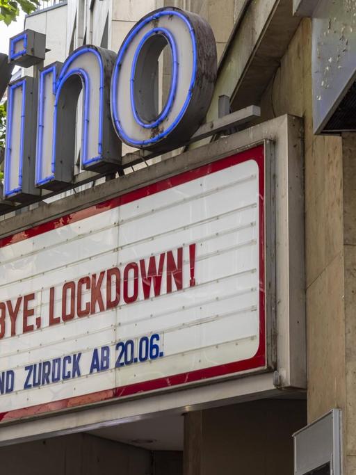 Auf einer Werbetafel steht "Good bye, Lockdown" anlässlich der Wiedereröffnung des Stuttgarter Dephi Arthaus-Kinos im Sommer 2021.