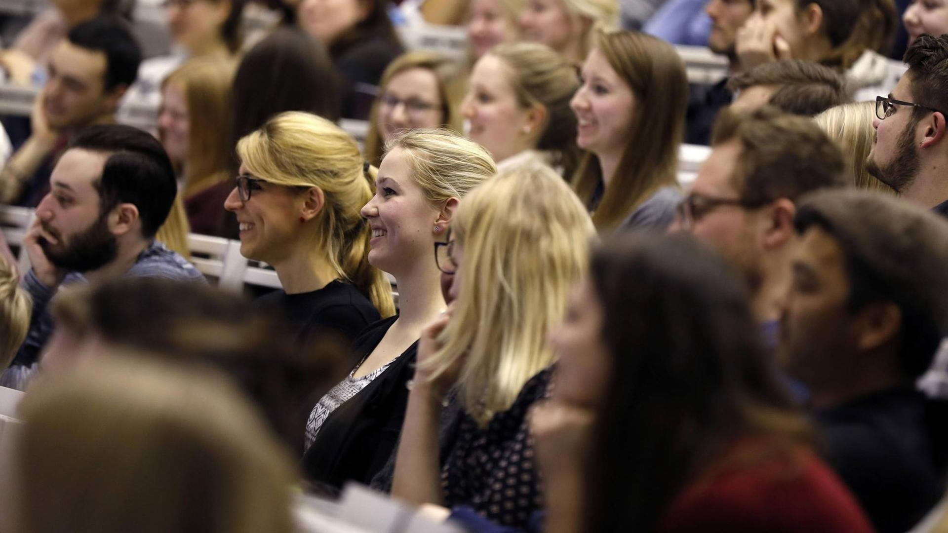 Studentinnen im Hörsaal während einer Vorlesung. Studentinnen im Hörsaal während einer Vorlesung.