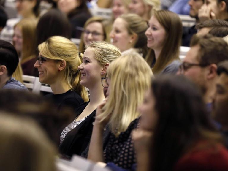 Studentinnen im Hörsaal während einer Vorlesung.