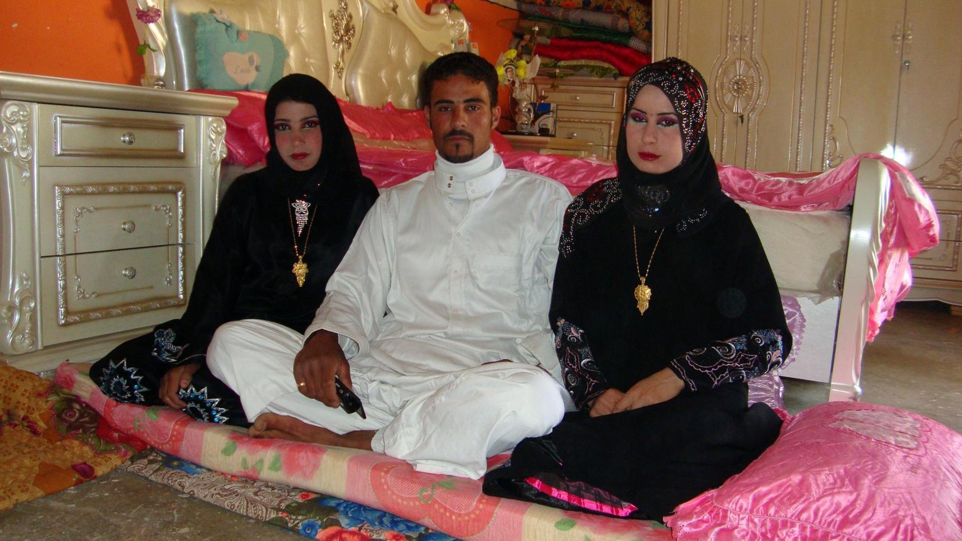 Der Iraker Abdul Rahman al-Obeidi mit seinen zwei Frauen. Der Iraker Abdul Rahman al-Obeidi mit seinen zwei Frauen.