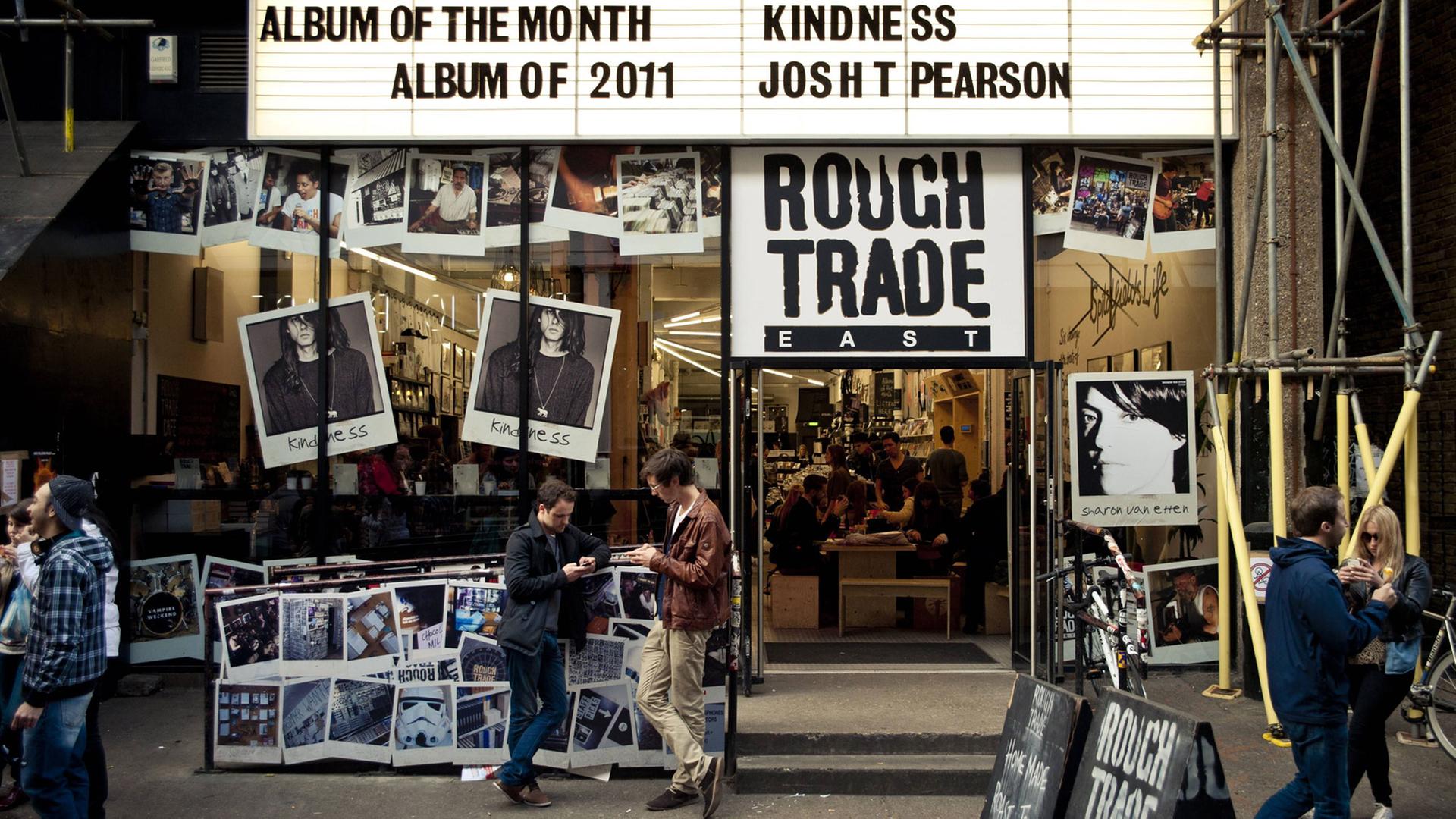 Der Rough Trade Plattenladen in Shoreditch im Osten Londons, aufgenommen im Jahr 2013 - der erste Laden eröffnete 1976 in der Kensington Park Road in West London. Der Rough Trade Plattenladen in Shoreditch im Osten Londons, aufgenommen im Jahr 2013 - der erste Laden eröffnete 1976 in der Kensington Park Road in West London.