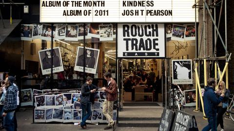 Der Rough Trade Plattenladen in Shoreditch im Osten Londons, aufgenommen im Jahr 2013 - der erste Laden eröffnete 1976 in der Kensington Park Road in West London.